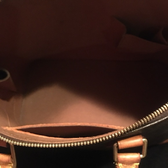 Authentic pre-love Louis Vuitton handbag this is pre-love, but in good condition - Picture 8 of 12